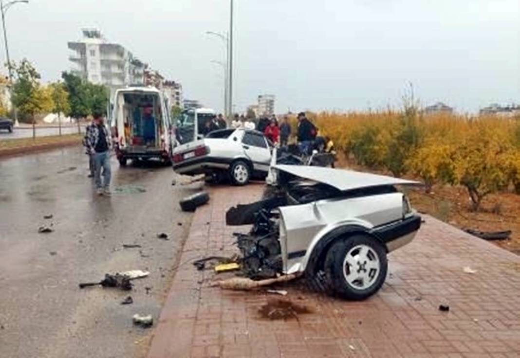 Elektrik direğine çarptı, ortadan ikiye bölündü! Görenler gözlerine inanamadı 8